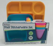Tu juego de vajilla infantil de plástico de 24 piezas Your Zone con 4 bandejas, 4 tazones, 4 platos, 4 vasos y 4 tenedores en morado, rosa, azul y naranja. 