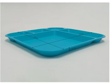 Tu juego de vajilla infantil de plástico de 24 piezas Your Zone con 4 bandejas, 4 tazones, 4 platos, 4 vasos y 4 tenedores en morado, rosa, azul y naranja. 