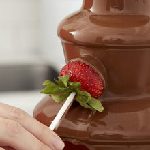 Wilton Chocolate Candy Melts 32oz (2lb Bag) for Fountains, Baking & Candy Making Wafer Chips